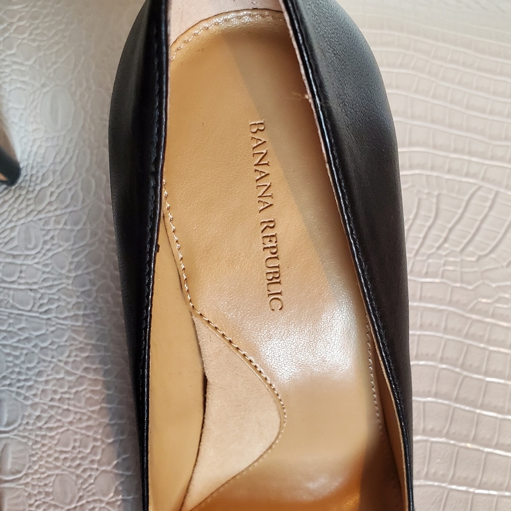 BANANA REPUBLIC Madison 12 Hour Black Leather Pump - Picture 5 of 5